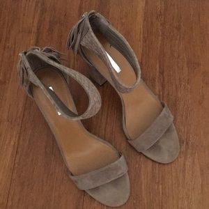 BCBG Generation Sz 9 Suede Heels in Taupe - EUC